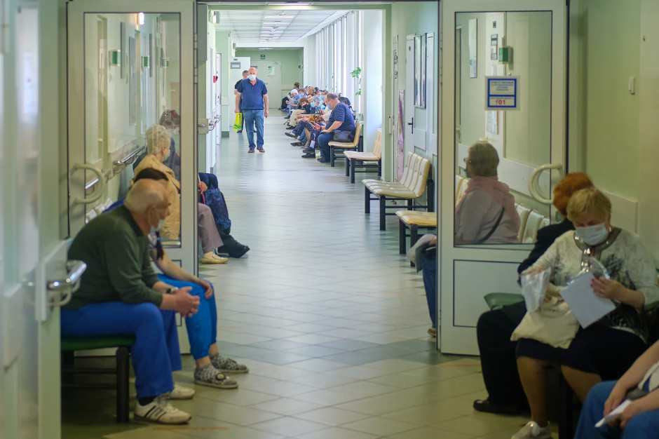 NFZ pokazuje wzrost pierwszych wizyt u specjalistów. Lekarze mają wątpliwości