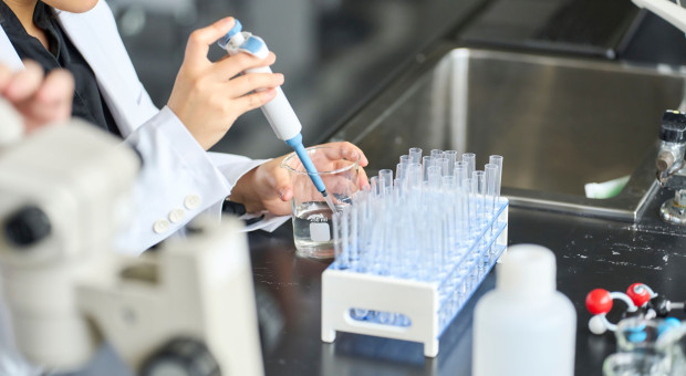 Upada mit "big pharmy" o jej miliardowych wydatkach na rozwój leków. UE proponuje jawność finansowania