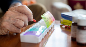 Biorą garściami i zapijają alkoholem. Najsłabsze ogniwo? Lekarz rodzinny