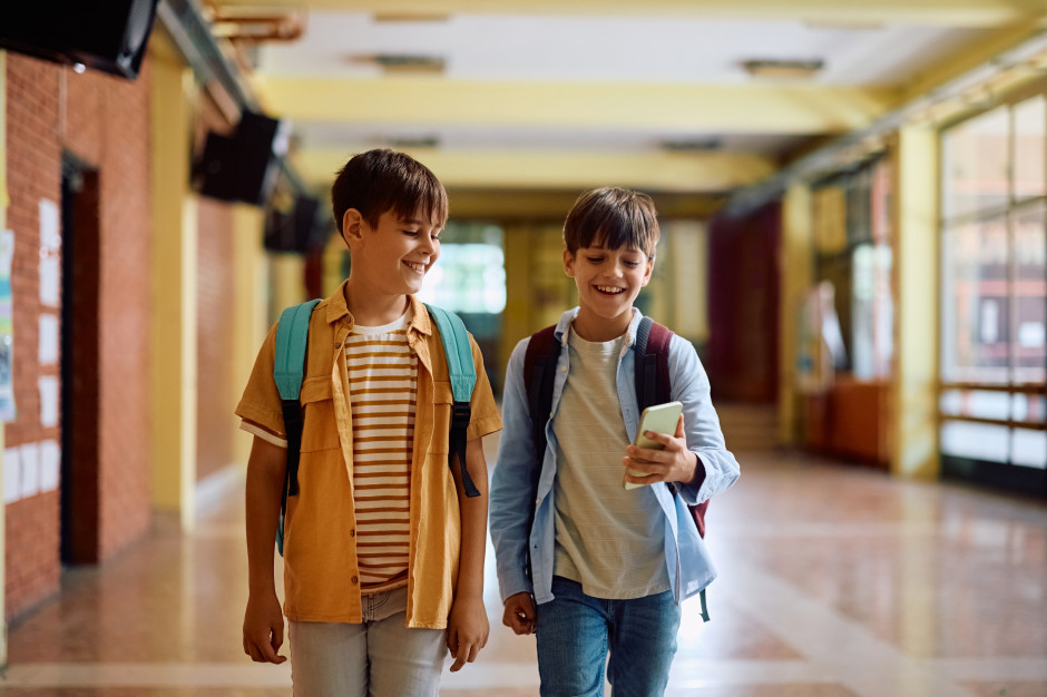 O to MEN pyta uczniów w zamkniętej ankiecie. "Czy szkoła powinna móc regulować wygląd?"