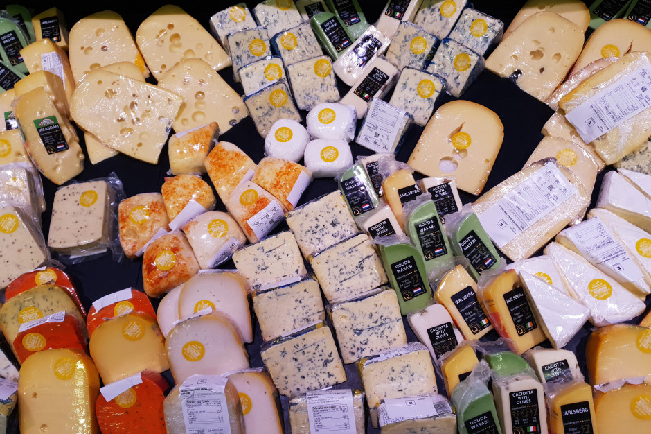 Znana sieć sklepów wycofuje popularny ser. Ryzyko dla zdrowia