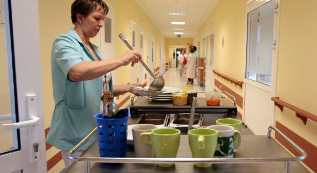 Ile pieniędzy dostaną szpitale na żywienie pacjentów? NFZ podał kwotę i termin