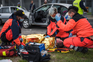 Lepsze trójki czy więcej dwójek? NFZ kontraktuje nowe zespoły, ratownicy wskazują na jakość i bezpieczeństwo