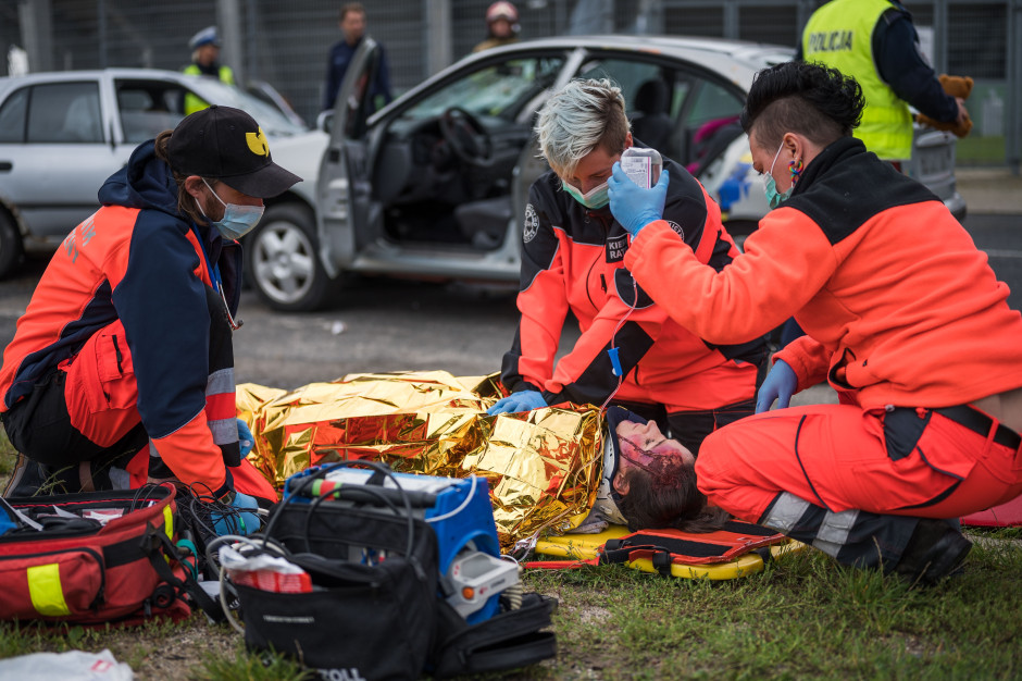 Lepsze trójki czy więcej dwójek? NFZ kontraktuje nowe zespoły, ratownicy wskazują na jakość i bezpieczeństwo