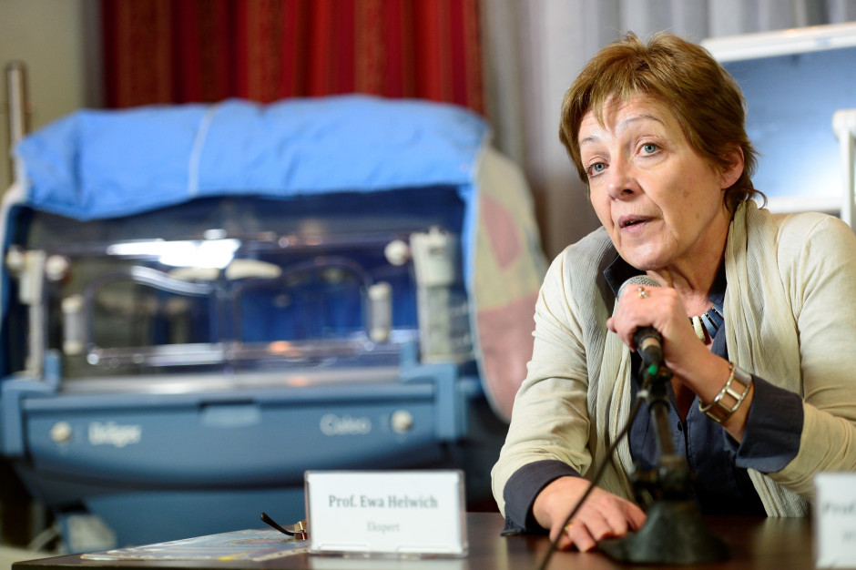 Najpierw szczepienie, potem badanie. "Lekarze mówili, iż czują oddech prokuratora"