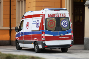 Miało być na czerwono, będzie na niebiesko. MZ wraca do poprzedniego oznakowania ambulansów