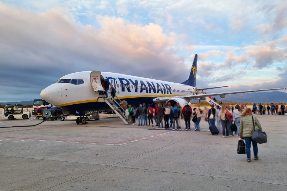 Ryanair apeluje o zmianę spodni. Internauci uważają, iż powinni wprowadzić zakaz