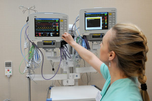 12 910 zł zł dla lekarzy, 11 485 zł dla pielęgniarek. 1 lipca podwyżki medyków