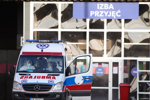 Gwałtownie przybywa zakażonych. Szpitale już wprowadzają zakazy