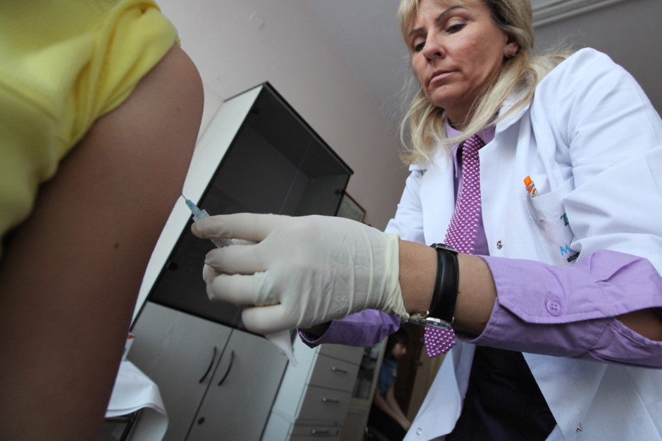 Po co Polsce kolejne obowiązkowe szczepienie? Mylą je z antykoncepcją lub w ogóle nie znają