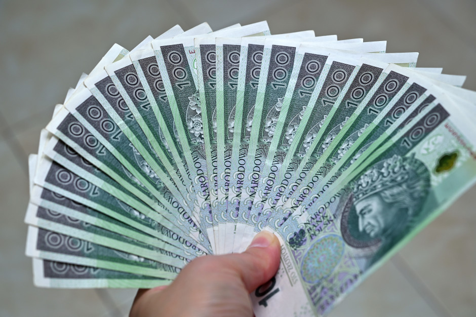 6 589 zł miesięcznie z automatu. Nowy rocznik na liście - rośnie liczba uprawnionych