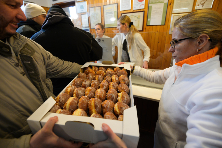 Ile trzeba biegać, żeby „spalić” pączka? Naukowcy: to nie tak działa
