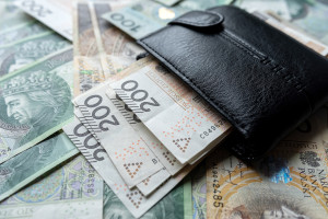 1300 zł dla każdego zamiast 800 plus i trzynastek. Ministerstwo Finansów ma obawy