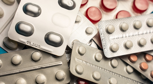 Zakazany w Finlandii, w Polsce od 23 lat bez recepty. Co z bezpieczeństwem znanego leku?