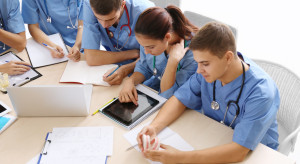 Rektorzy wskazali patologię systemu: nie ma różnicy między studentem a stażystą