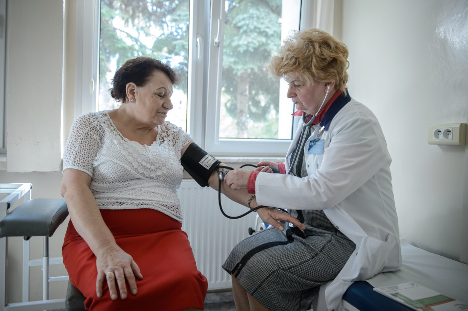 Eksperci głowią się, jak zachęcić do badań. Imienne zaproszenia z podpisem lekarza, a choćby koła gospodyń