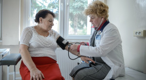 Eksperci głowią się, jak zachęcić do badań. Imienne zaproszenia z podpisem lekarza, a nawet koła gospodyń