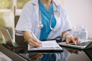 Obowiązkowy system dla lekarzy "minimalizowałby nierzetelność". MZ: resort nie może ingerować