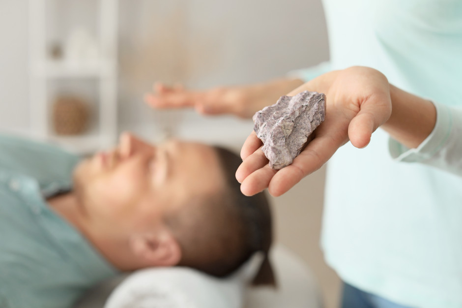 Koniec psychologów dusz, karm, energii i czakr. Ekspertka: w końcu wchodzą twarde zasady