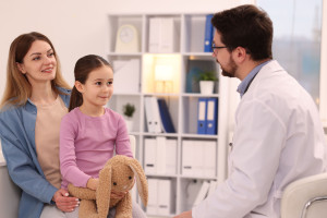 Wczesne objawy nowotworów u dzieci łatwo przeoczyć. "To nic poważnego" kontra groźna choroba