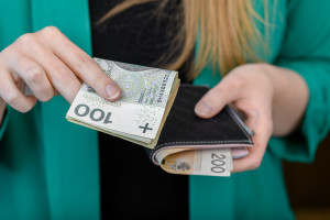 1500 zł miesięcznie dla pracujących rodziców. Kluczowy jest termin złożenia dokumentów