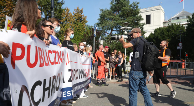 Dziś medycy rozpoczynają protesty. "Odpowiedzialność za deficyt przerzuca się na pracowników"