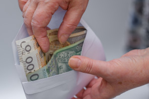 Emeryci mogą skorzystać z ulgi. Kluczowy jest moment wypłaty