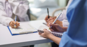 Tylu lekarzy zarabia ponad 100 tys. zł miesięcznie. Watchdog Polska: pensje powinny być jawne