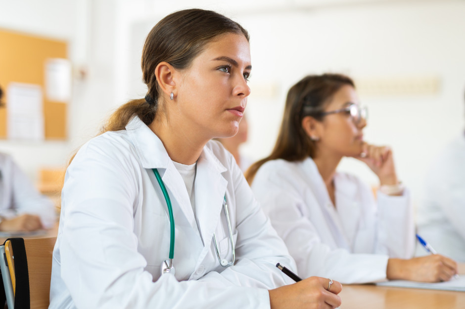 Ministerstwo chce przywrócić ustny egzamin specjalizacyjny dla lekarzy. Ci stawiają warunek