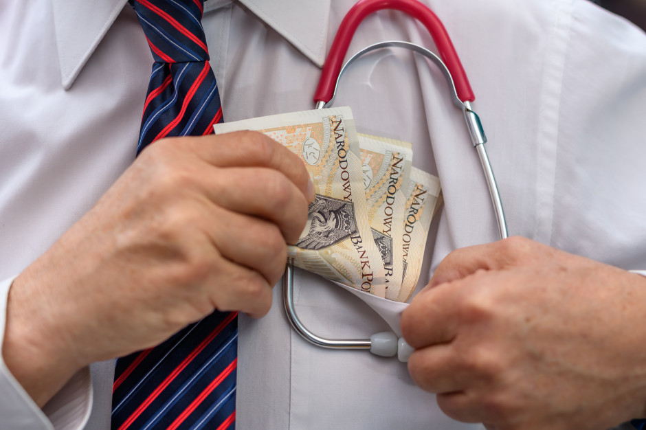 3 000 zł albo 350 zł. Tak się zarabia na polskich pacjentach
