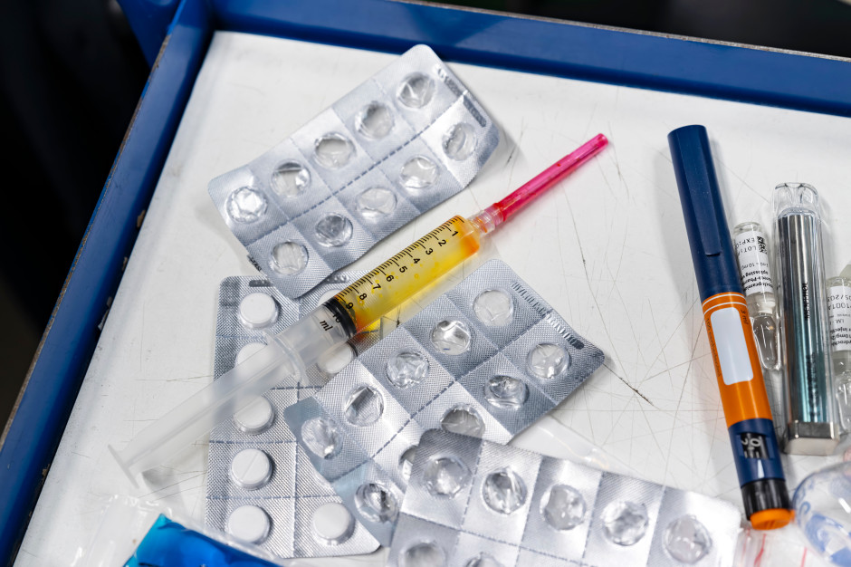 Zestaw przeciwwstrząsowy po nowemu. Ministerstwo Zdrowia odpowiada na uwagi