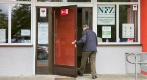 Opieka koordynowana w POZ. NFZ daje nawet 9 tys. zł, ale zabierze pieniądze za "martwe" umowy