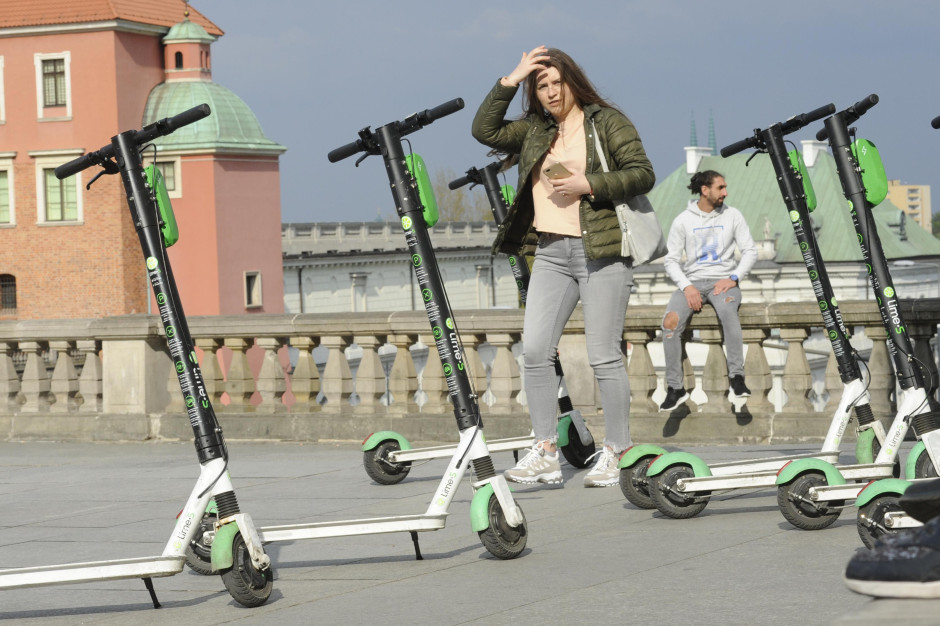 Pędzą chodnikami, parkują gdzie popadnie. Po nowych przepisach posypią się kary