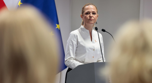 Opóźnienia w finansowaniu in vitro i rezygnacja w ministerstwie. Ośrodki miesiącami "kredytowały" resort