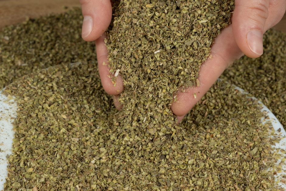 Wszyscy sypią bez opamiętania, a badania wskazały jasno. Koktajl 10 pestycydów