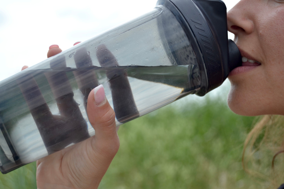 Już nie 8 szklanek dziennie. Nowe wytyczne dotyczące picia wody