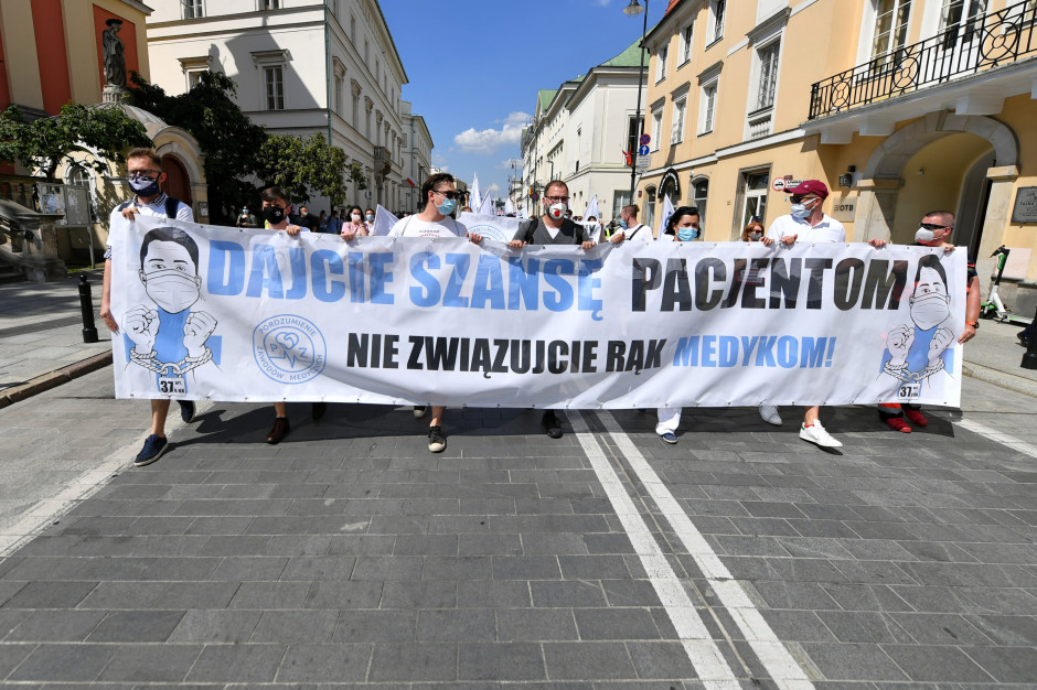 Dzisiejszy protest szpitali zaskakuje: odwraca logikę sporów. Medycy podzieleni