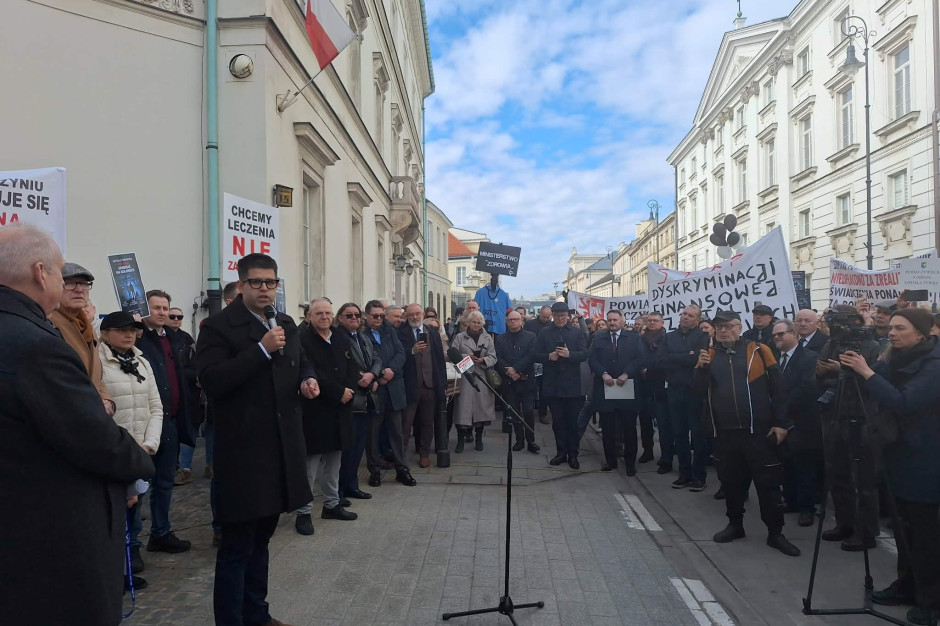 Prezes samorządu lekarzy na proteście szpitali: nie damy się podzielić