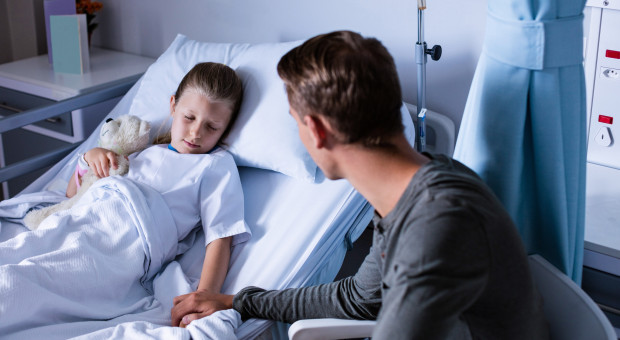 "Dzieci rodzi się mniej, ale problemów zdrowotnych nie ubywa". Szefowa Polskiego Pediatrycznego przed HCC o wyzwaniach demograficznych