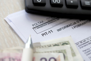 Emeryci mają czas do 30 kwietnia. Skarbówka przypomina o konsekwencjach