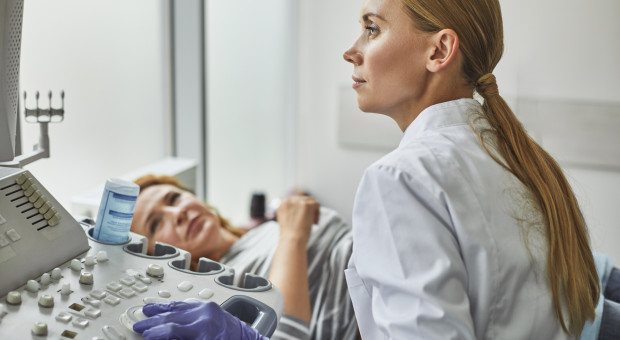 Singielki wyjeżdżają więc do Hiszpanii i Czech. Są w stanie zapłacić bardzo dużo za możliwość urodzenia dziecka