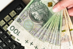 3292 zł bez zwrotu. Zasiłek nawet po przekroczeniu progu dochodowego