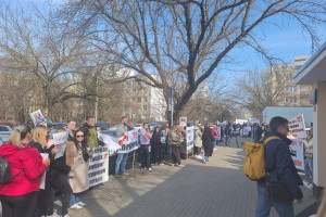 Trwają rozmowy o podwyżkach medyków. Fizjoterapeuci manifestują przed "Dialogiem"