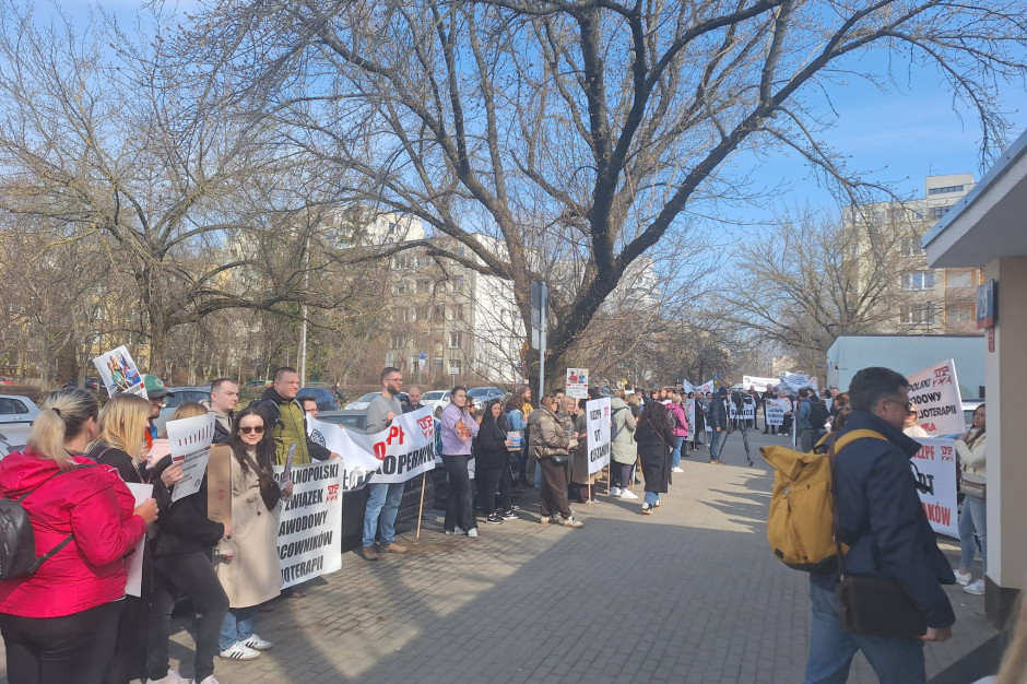 Trwają rozmowy o podwyżkach medyków. Minister Kęcką powitała manifestacja fizjoterapeutów