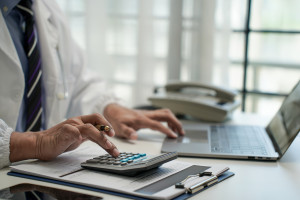 Ministerstwo Zdrowia porządkuje przepisy. Te koszty są poza algorytmem NFZ