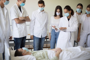 "Co MZ wie o jakości kształcenia lekarzy?" - pyta Porozumienie Rezydentów. Poszło o skrócenie stażu