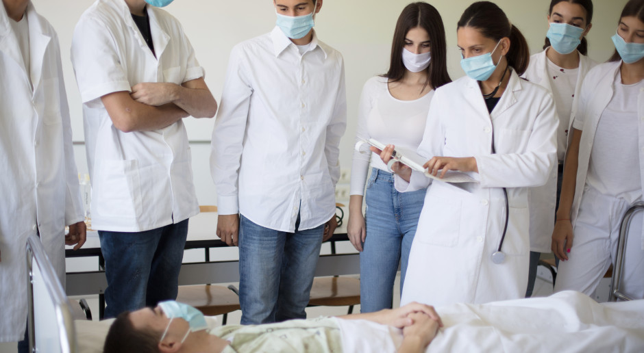 "Co MZ wie o jakości kształcenia lekarzy?" - pyta Porozumienie Rezydentów. Poszło o skrócenie stażu