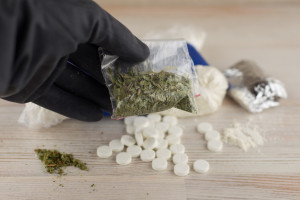 Nowy narkotyk wykryty w Polsce trafi na czarną listę. Wpływy do budżetu zaskakują