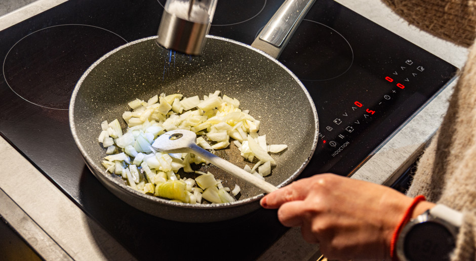 Banalny błąd przy smażeniu. Polacy popełniają na potęgę i rujnują zdrowie