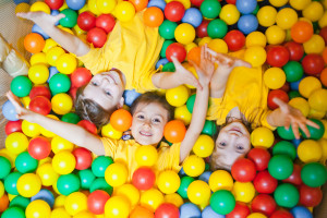 Tanie ubranka dziecięce z ołowiem. Eksperci: najgorsze te intensywnie kolorowe